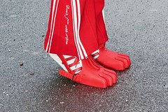 Нелепые кеды с пальцами бренда Adidas за 27 тысяч рублей обругали сети