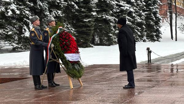 Министр обороны Индии возложил венок у Могилы Неизвестного Солдата